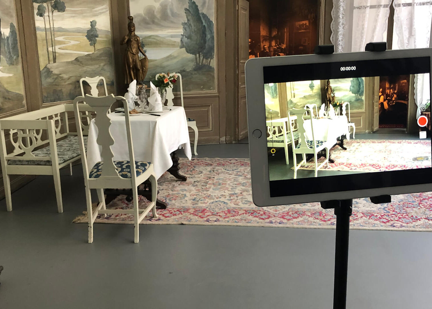 En ipad som filmer ateljen på Filmmuseet.