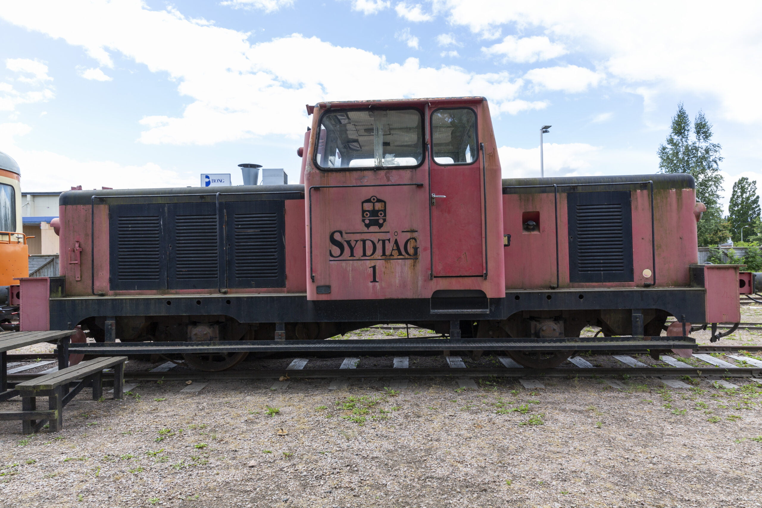 Ett slitet rött lok med texten Sydtåg 1.