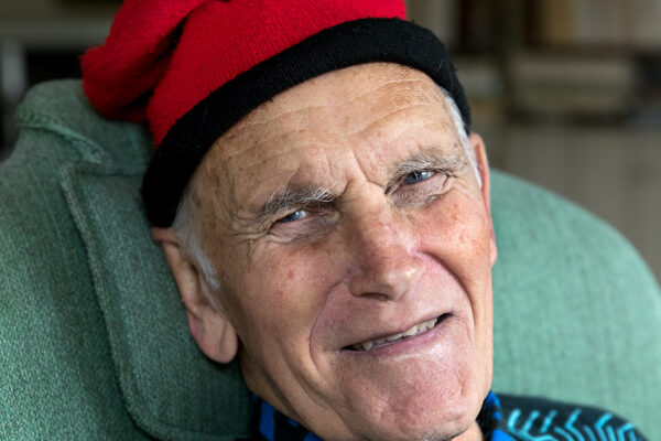 En äldre man med en katalansk mössa.