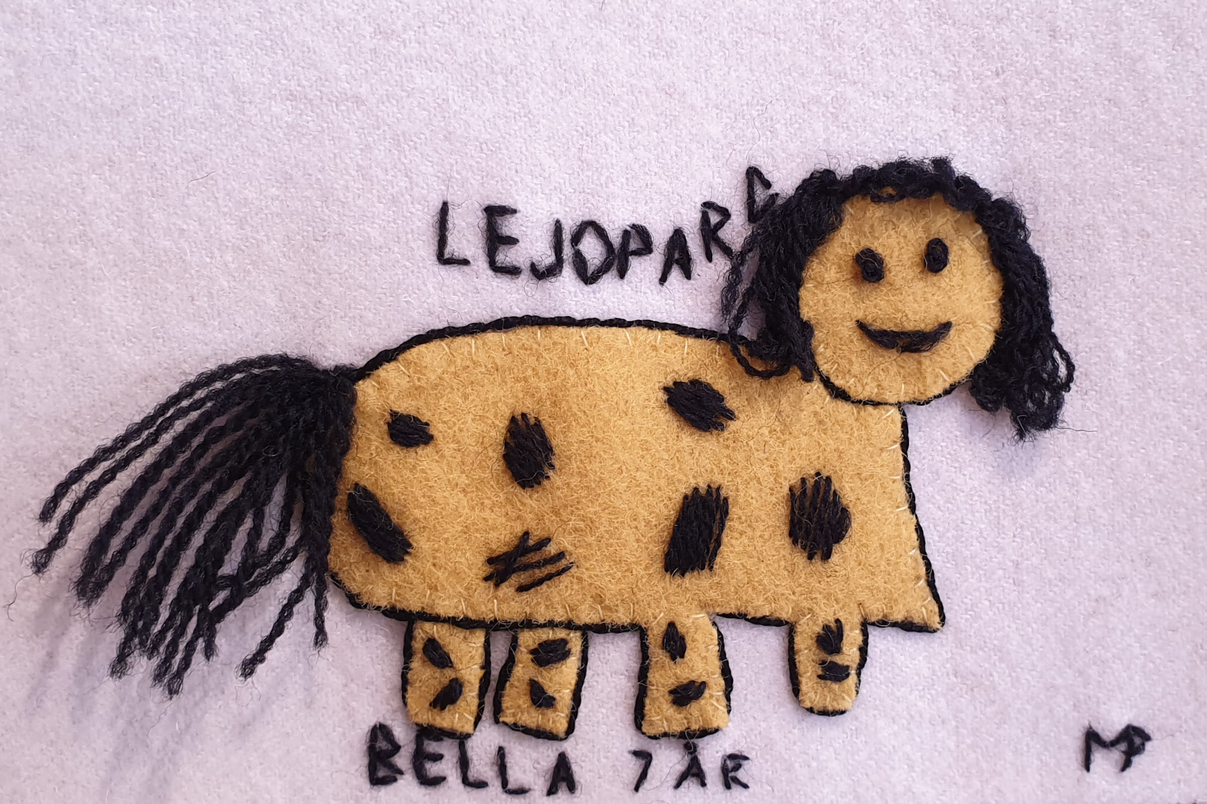 Om Lejoparden. "Sen bad jag mitt bonusbarnbarn Bella, sju år, att rita några djur som jag kunde brodera."