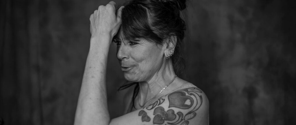 En tatuerad kvinna.