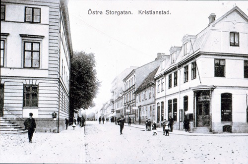 ett svartvitt fotografi av storgatan i kristianstad från förr i tiden.