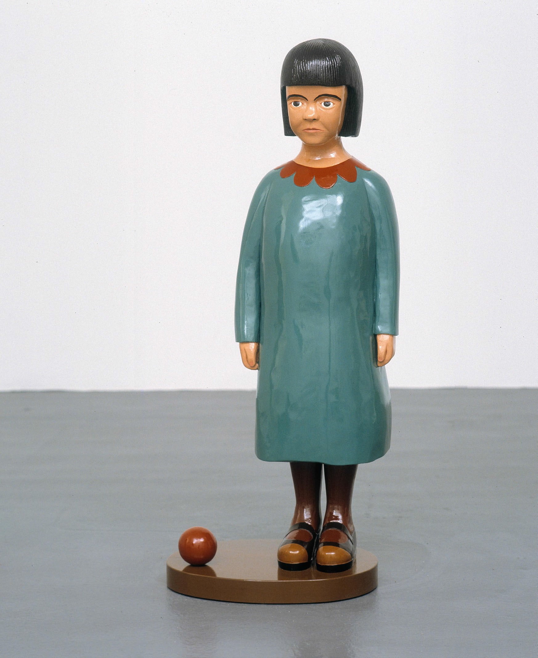 en mindre staty föreställande en flicka som bär en blå klänning.