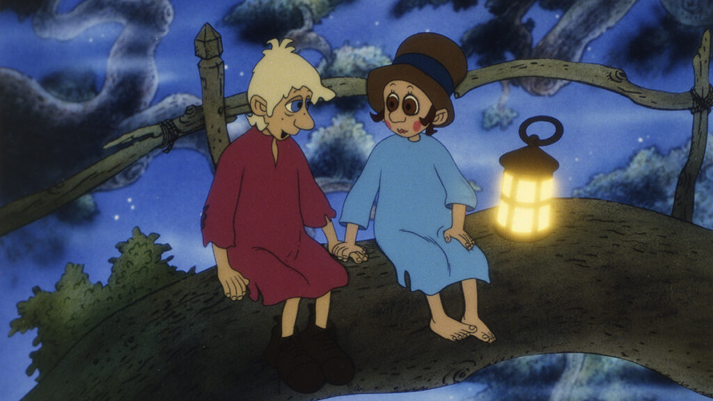 En pojke och en flicka sitter på en trädgren och håller varandra i handen