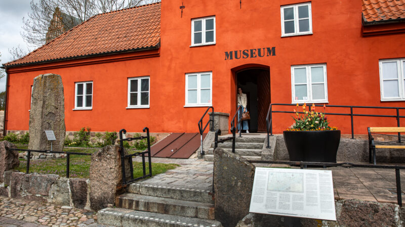 En röd byggnad med stentrappa