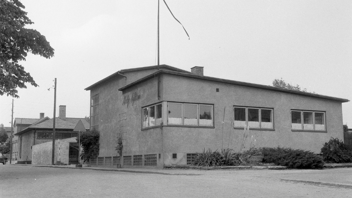 Ett svartvitt foto av en byggnad