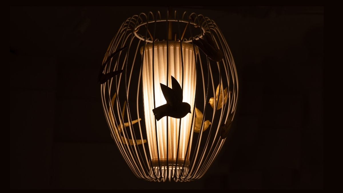 En tänd lampa framför en svart bakgrund.